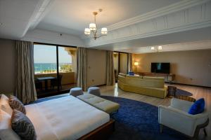 米尔费米尔法酒店 的酒店客房设有一张大床和一间客厅。