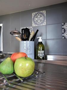 沙特尔Le Clos Pichot - Studio avec balcon, parking privé - 5mn Gare的两只苹果坐在厨房的柜台上