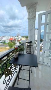 潘切Queen Sea Hotel的海景阳台上的一张黑桌