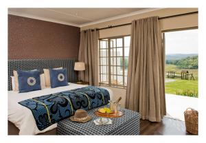 Van ReenenOaklands Farm Stay的一间卧室设有一张床和一个大窗户
