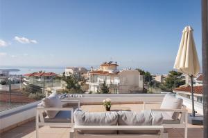 雅典Athenian Riviera Panorama Villa的阳台配有沙发,享有海景。