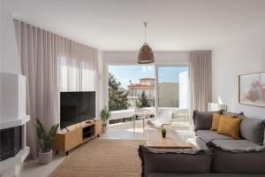 雅典Athenian Riviera Panorama Villa的带沙发和平面电视的客厅