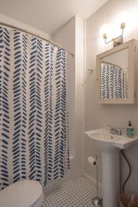 孟菲斯Classic Central Gardens Flat的浴室配有白色卫生间和盥洗盆。