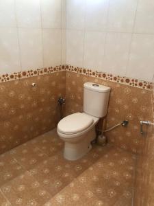 卡拉奇Ayub House的一间位于客房内的白色卫生间的浴室