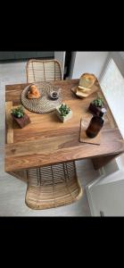 维罗夫莱Studio - Spacious and well equipped的一张带面包的木桌和一盘食物