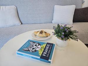 卢卡瓦克Apartments Vjera Rukavac的桌子上一盘书和一盘食物