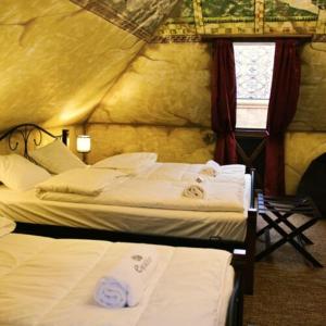 埃格尔Excalibur miniHotel的一间帐篷内带两张床的卧室