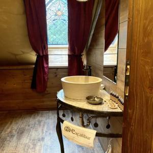 埃格尔Excalibur miniHotel的浴室设有桌子、水槽和窗户