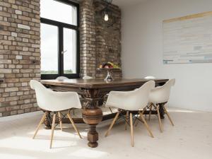 里加Riga Luxury Loft with Terrace的一间带木桌和白色椅子的用餐室