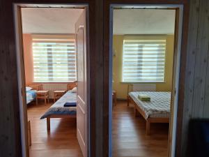 帕维洛斯塔Jūras sāga的带两张床的房间和两扇窗户的房间