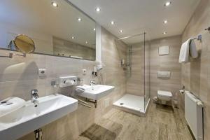 弗里斯特Hotel Leuchtfeuer的浴室设有2个水槽、卫生间和镜子。