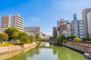 福冈博多中洲酒店的城市中一条有建筑物的河流