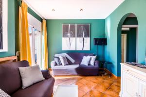 邦蒙特特雷斯诺维斯Fabuloso GESSAMI entre mar y montañas的客厅配有紫色沙发和蓝色的墙壁