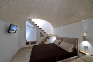 维耶斯泰La casa del geko的一间卧室设有一张石质天花板床。
