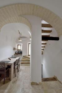 维耶斯泰La casa del geko的一间用餐室和一间带楼梯的厨房(位于房子内)