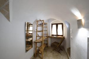 维耶斯泰La casa del geko的一间设有梯子、桌子和窗户的房间