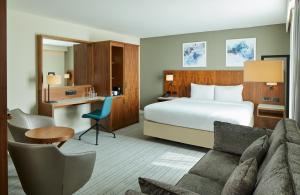 霍利伦敦盖特威克机场万怡酒店的配有一张床和一张书桌的酒店客房