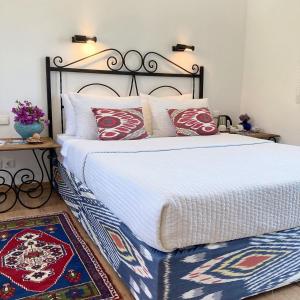 达特恰Hotel Villa Tokur的一间卧室配有两张带红白色枕头的床