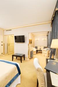 威尼斯亚拉克米狄亚酒店的酒店客房设有床和客厅。