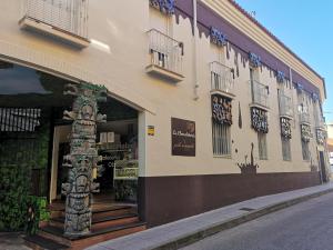 平托El Indio CHocolatería Boutique Hostel的街道上建筑物前面的商店