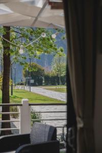 加尔达湖滨Al Lago Camping & Rooms的从带窗户的门廊欣赏道路景色