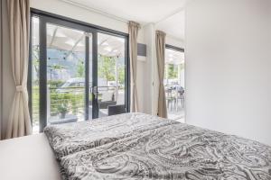 加尔达湖滨Al Lago Camping & Rooms的一间卧室设有一张床和一个大窗户