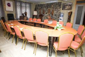 塔科拉迪Art and Leisure-EB Hotel的一间会议室,配有长桌子和椅子