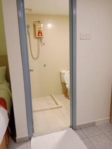 吉隆坡bintang hotel的带淋浴和卫生间的浴室