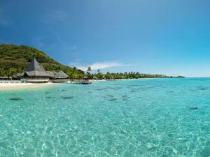 MaharepaSofitel Kia Ora Moorea Beach Resort的水中的一个海滩,有一个度假胜地