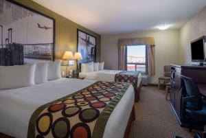 勒杜克勒杜克埃德蒙顿国际机场速8酒店的酒店客房设有两张床和电视。