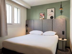 巴黎巴黎托尔比亚克宜必思酒店的卧室配有一张白色大床