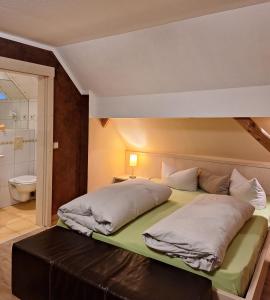 希尔波尔特施泰因祖尔克朗潘森伽尼酒店的卧室内的一张带两个枕头的床