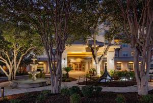 圣安东尼奥希尔顿圣安东尼奥山区酒店的享有树木建筑的外部景色