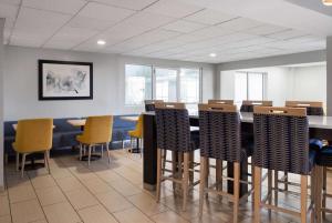 阿尔科诺克斯维尔机场拉金塔旅馆及套房的一间会议室,配有桌椅