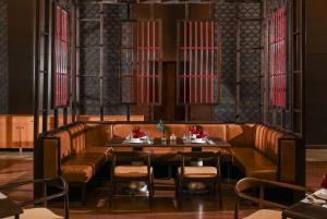 富国Wyndham Grand Phu Quoc的一间带桌椅的用餐室