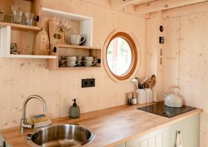 汉堡Tiny-Hausboot mit Kamin und Dachterrassenlounge的厨房配有水槽和台面