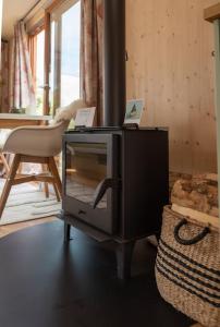 汉堡Tiny-Hausboot mit Kamin und Dachterrassenlounge的客厅里的电视,椅子