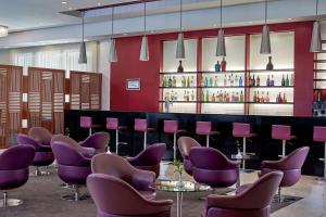 开罗开罗解放广场施泰根贝格尔酒店的一间设有紫色椅子和酒吧的等候室