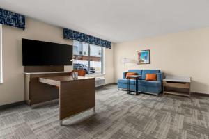 贝瑟默Hampton Inn & Suites Bessemer Birmingham的客厅配有平面电视和沙发。