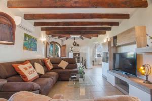卡尔佩Villa Ebro - PlusHolidays的带沙发和电视的客厅