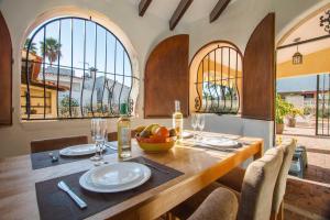 卡尔佩Villa Ebro - PlusHolidays的一间带桌椅和窗户的用餐室