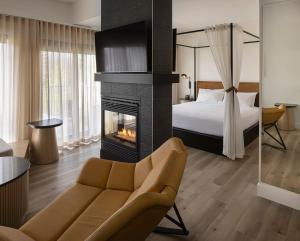 埃斯特雷勒莱斯特勒度假酒店的酒店客房设有壁炉和一张床。