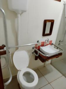 大坎普Pousada Estância Mineira的浴室配有白色卫生间和盥洗盆。