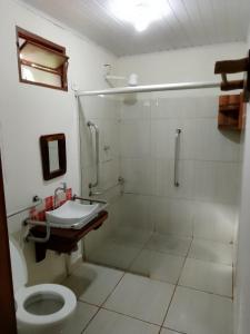 大坎普Pousada Estância Mineira的带淋浴、卫生间和盥洗盆的浴室