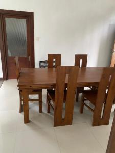 莫拉图瓦Nature homes的木制用餐室配有桌椅和木桌