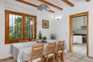 卡尔佩Villa Escudero - Plusholidays的厨房以及带桌椅的用餐室。