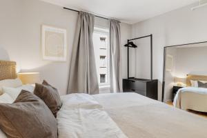 奥斯陆Flott leilighet i hjerte av Oslo的一间卧室配有一张床和一面大镜子