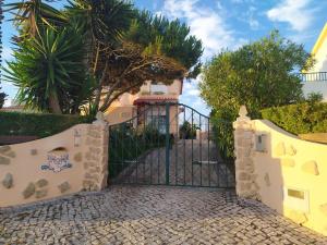 劳林哈Villa Terra da Eira-Sea view的树屋前的大门
