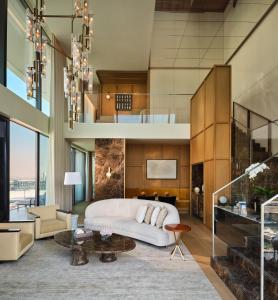 迪拜The Lana - Dorchester Collection的客厅设有白色沙发和楼梯。