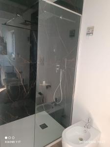 巴列塔Attico - Il Panorama的带淋浴、卫生间和盥洗盆的浴室